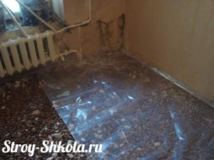 Укладка полиэтиленовой пленки на керамзит